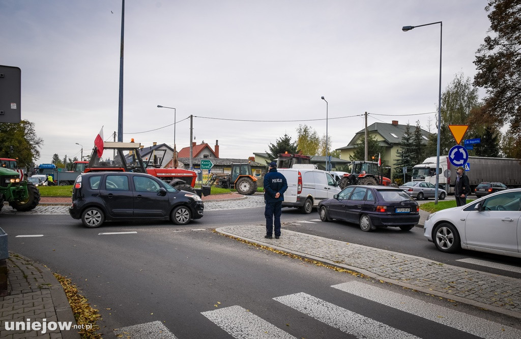 Uniejów zakorkowany. Rolnicy protestowali na drodze
