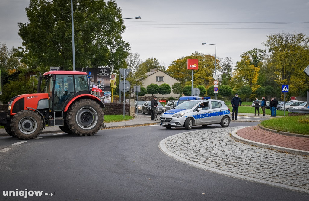 Uniejów zakorkowany. Rolnicy protestowali na drodze