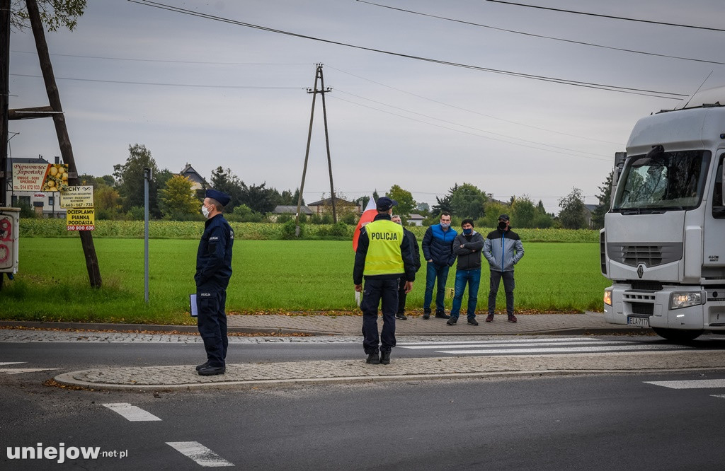 Uniejów zakorkowany. Rolnicy protestowali na drodze