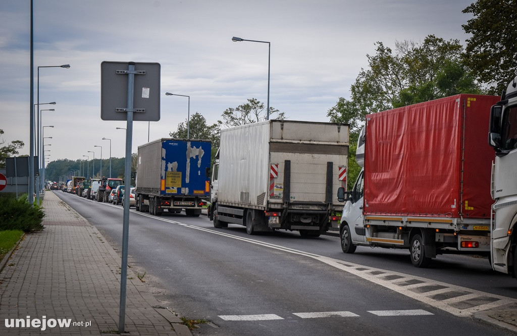 Uniejów zakorkowany. Rolnicy protestowali na drodze