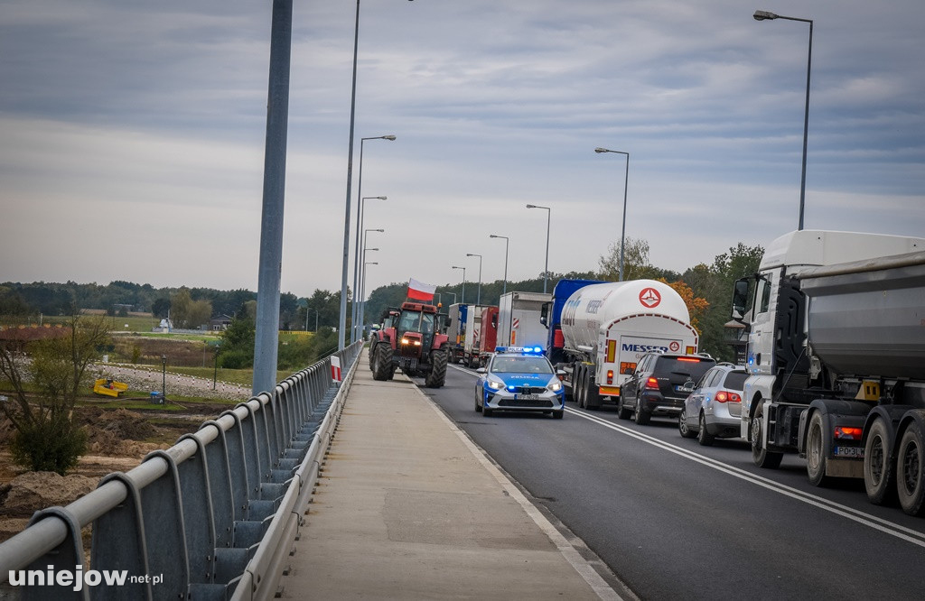 Uniejów zakorkowany. Rolnicy protestowali na drodze