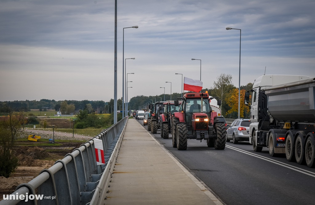 Uniejów zakorkowany. Rolnicy protestowali na drodze