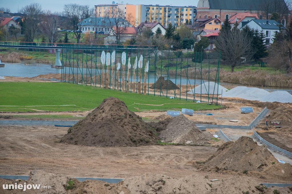 Budowa bulwarów nadwarciańskich w Uniejowie trwa[ZDJĘCIA]