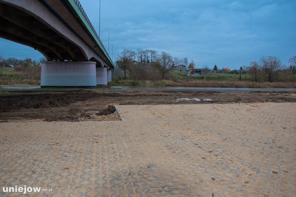 Budowa bulwarów nadwarciańskich w Uniejowie trwa[ZDJĘCIA]
