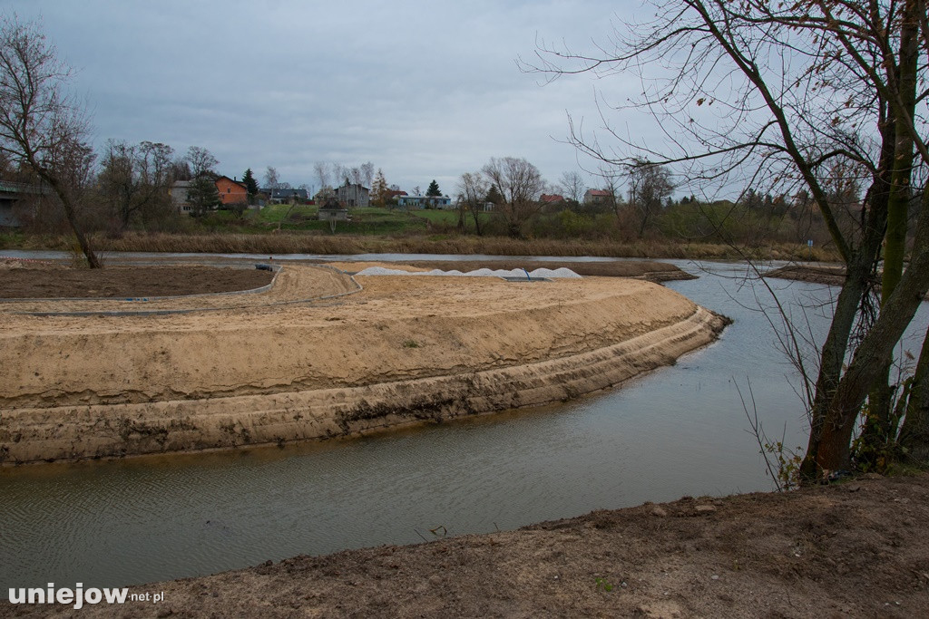 Budowa bulwarów nadwarciańskich w Uniejowie trwa[ZDJĘCIA]