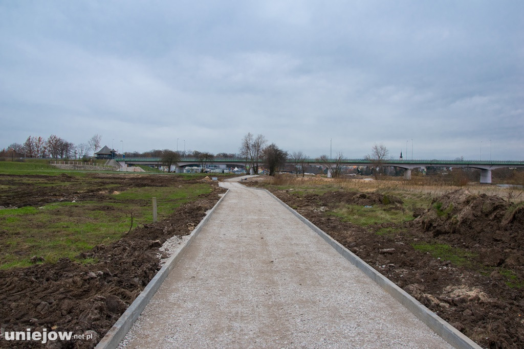 Budowa bulwarów nadwarciańskich w Uniejowie trwa[ZDJĘCIA]