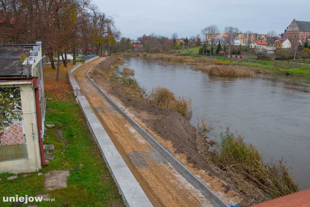 Budowa bulwarów nadwarciańskich w Uniejowie trwa[ZDJĘCIA]