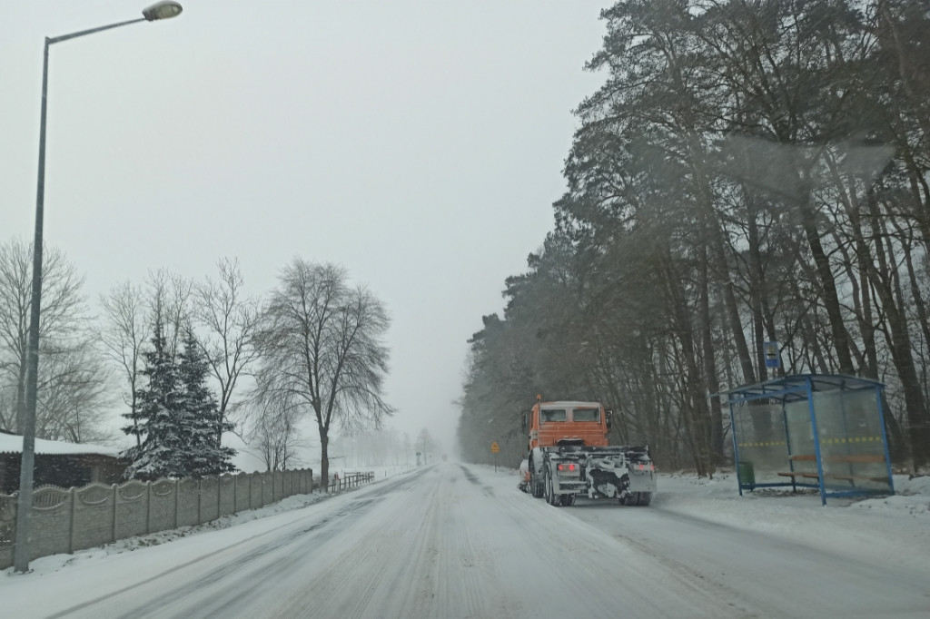 Trudne warunki na drogach. zaśnieżone chodniki i ulice