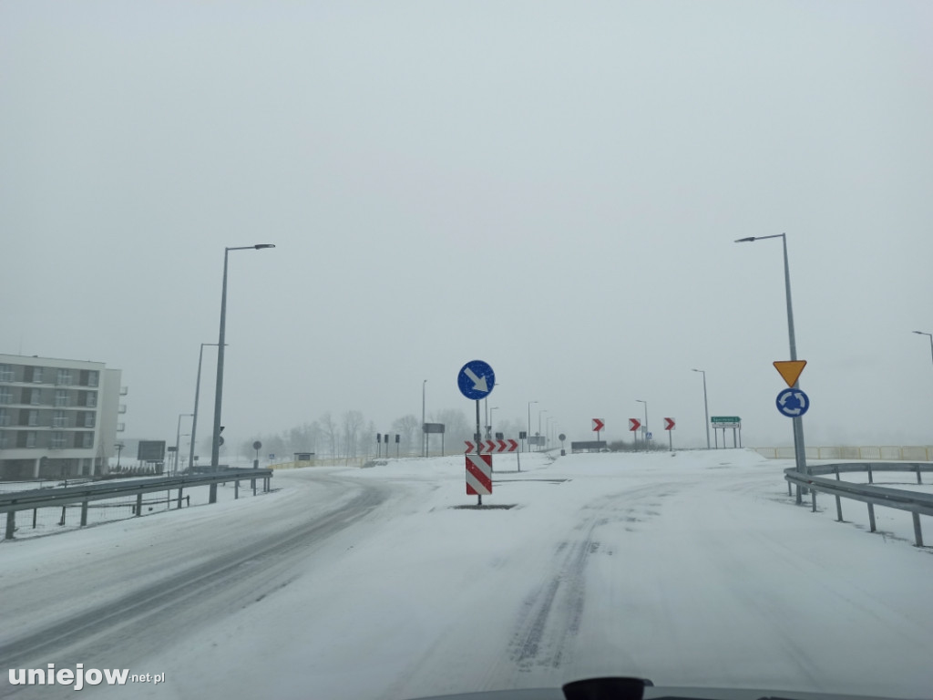 Trudne warunki na drogach. zaśnieżone chodniki i ulice