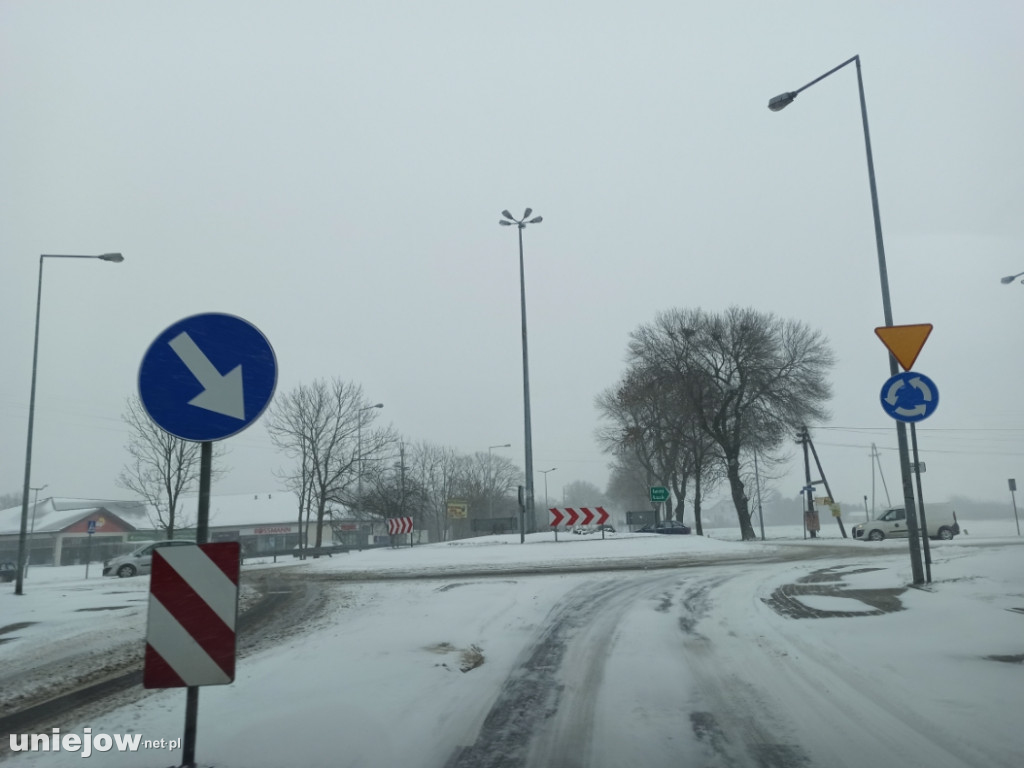 Trudne warunki na drogach. zaśnieżone chodniki i ulice