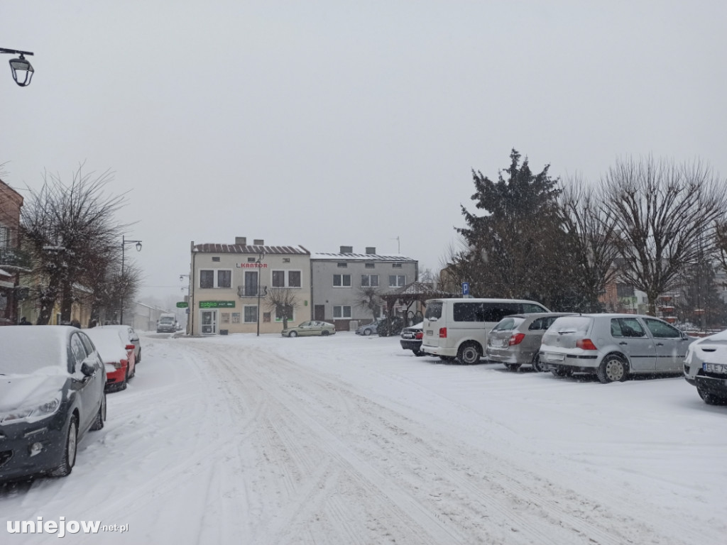 Trudne warunki na drogach. zaśnieżone chodniki i ulice