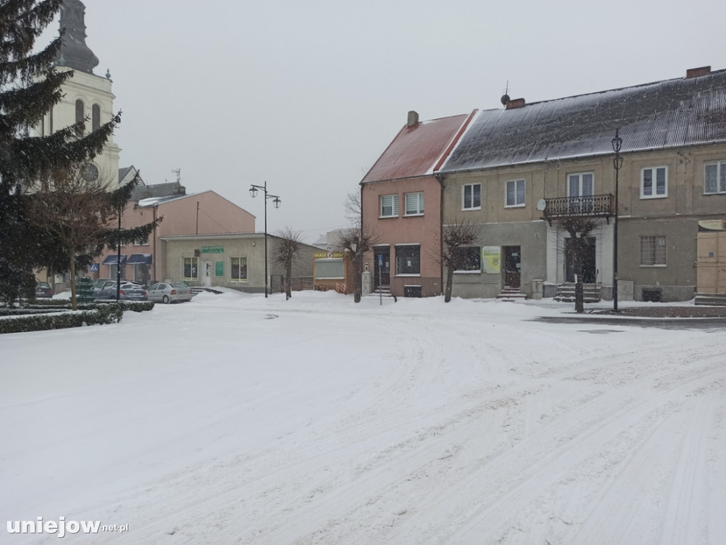 Trudne warunki na drogach. zaśnieżone chodniki i ulice