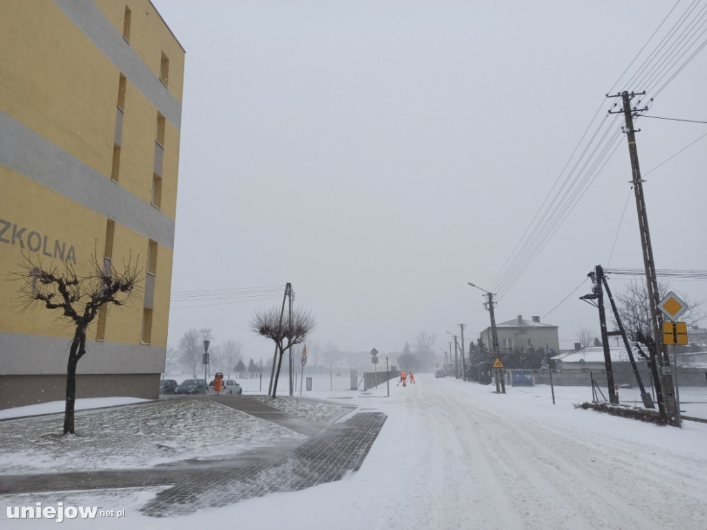 Trudne warunki na drogach. zaśnieżone chodniki i ulice