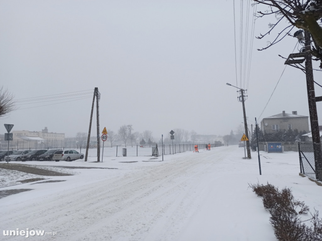 Trudne warunki na drogach. zaśnieżone chodniki i ulice