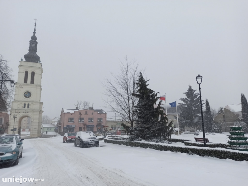 Trudne warunki na drogach. zaśnieżone chodniki i ulice