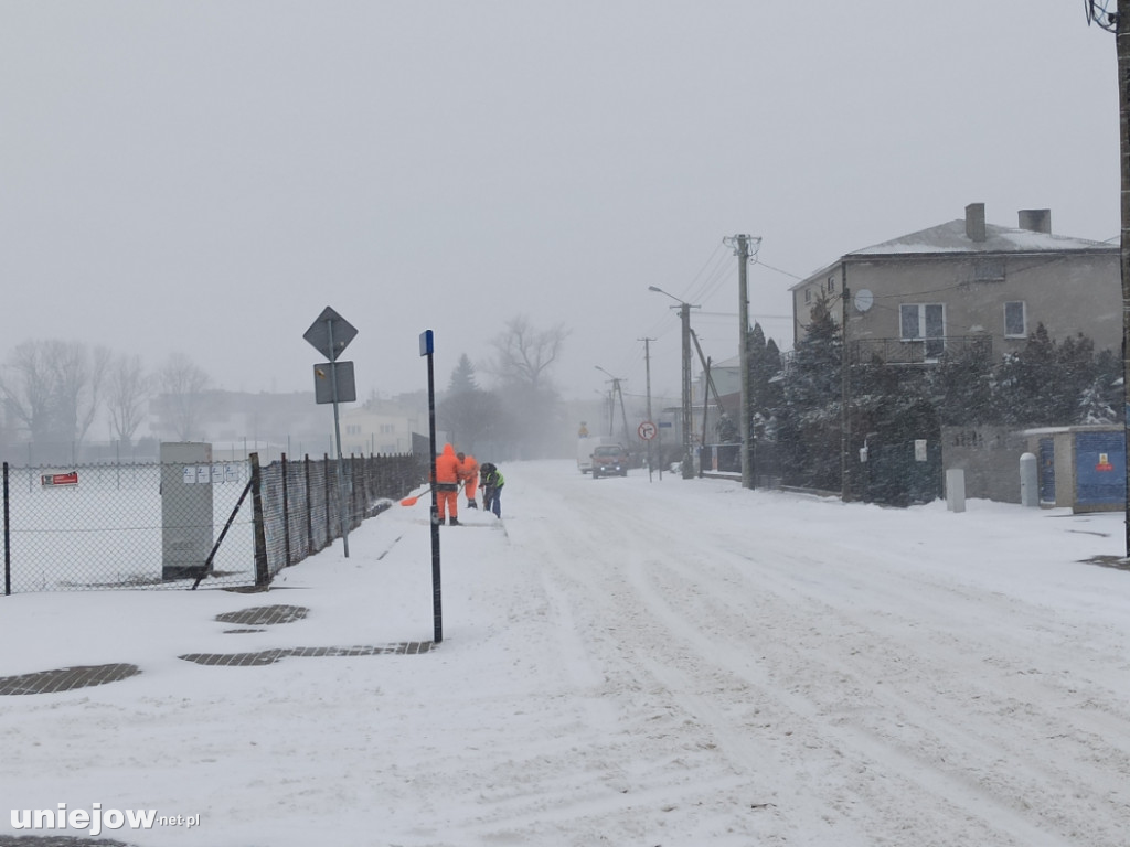 Trudne warunki na drogach. zaśnieżone chodniki i ulice