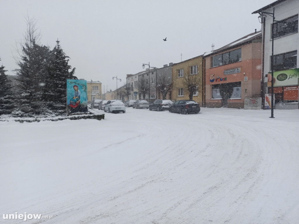 Trudne warunki na drogach. zaśnieżone chodniki i ulice