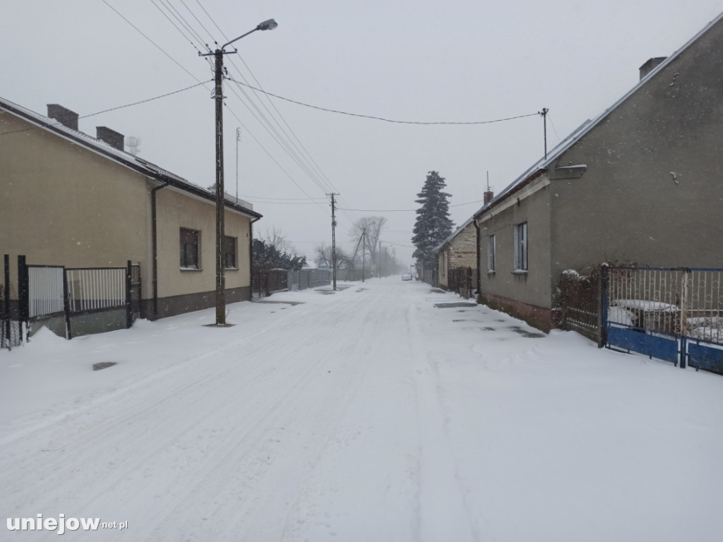 Trudne warunki na drogach. zaśnieżone chodniki i ulice