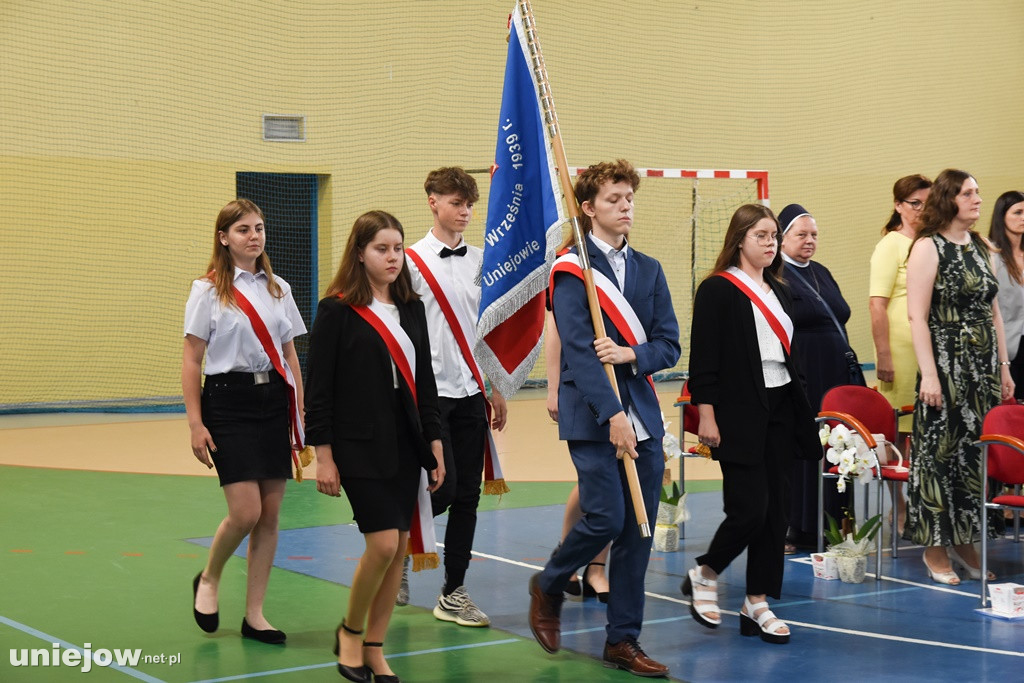 Absolwenci pożegnali uniejowską podstawówkę