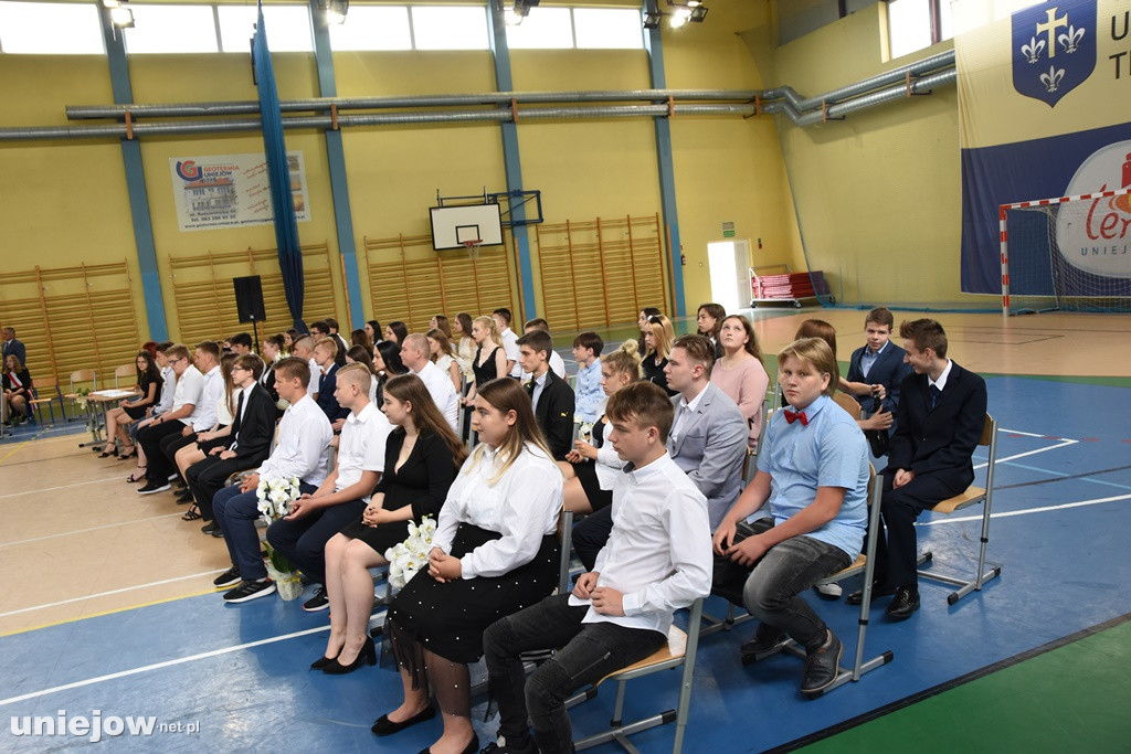 Absolwenci pożegnali uniejowską podstawówkę