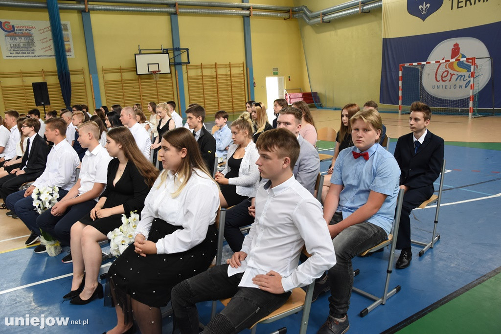 Absolwenci pożegnali uniejowską podstawówkę