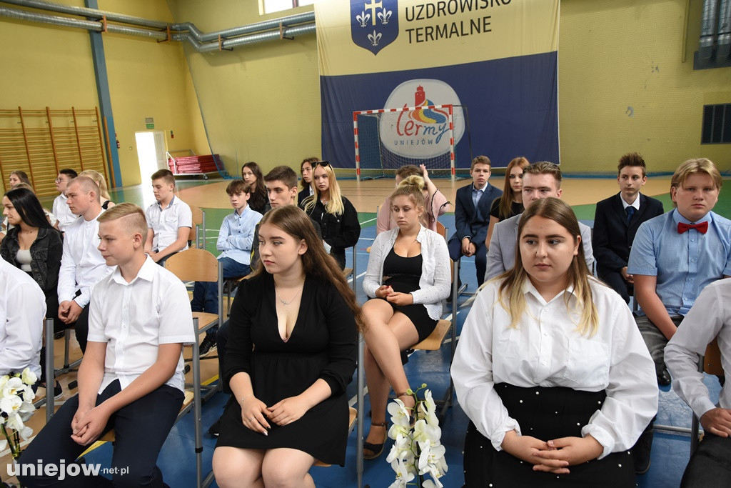 Absolwenci pożegnali uniejowską podstawówkę