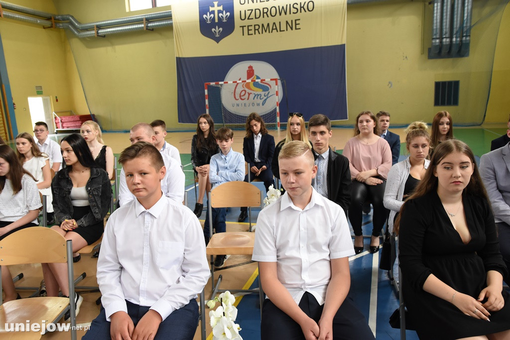 Absolwenci pożegnali uniejowską podstawówkę