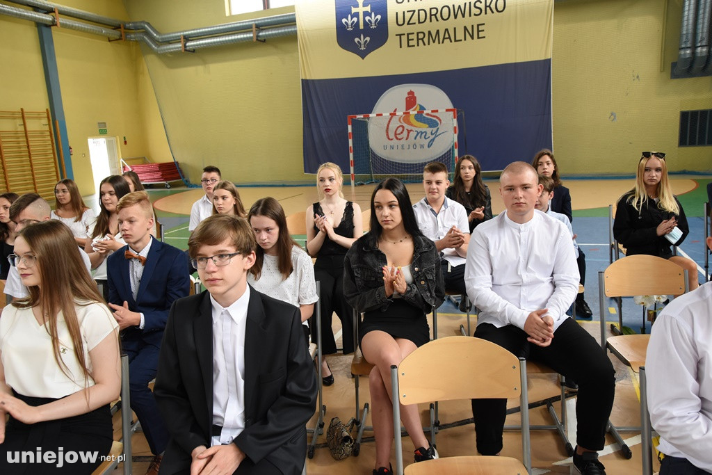 Absolwenci pożegnali uniejowską podstawówkę