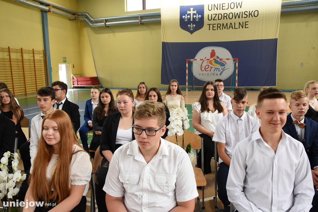 Absolwenci pożegnali uniejowską podstawówkę