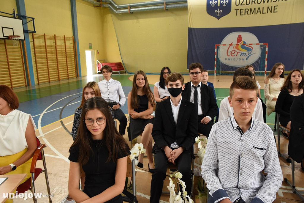 Absolwenci pożegnali uniejowską podstawówkę