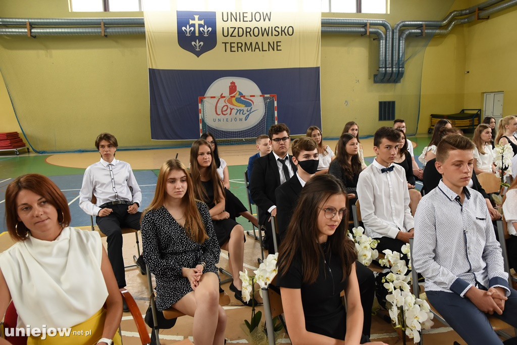 Absolwenci pożegnali uniejowską podstawówkę