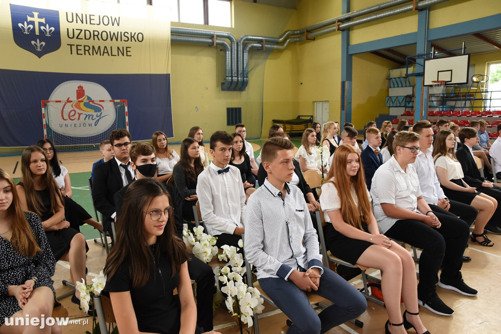 Absolwenci pożegnali uniejowską podstawówkę