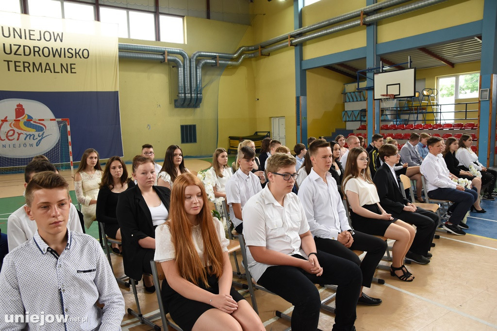 Absolwenci pożegnali uniejowską podstawówkę