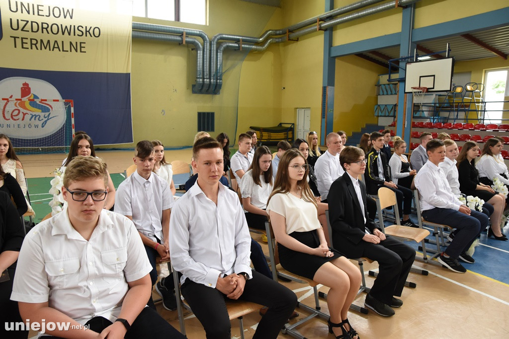 Absolwenci pożegnali uniejowską podstawówkę