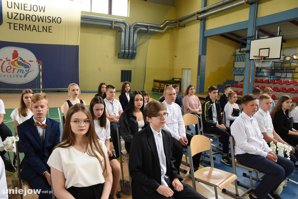 Absolwenci pożegnali uniejowską podstawówkę