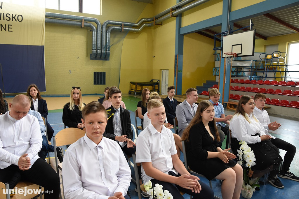 Absolwenci pożegnali uniejowską podstawówkę