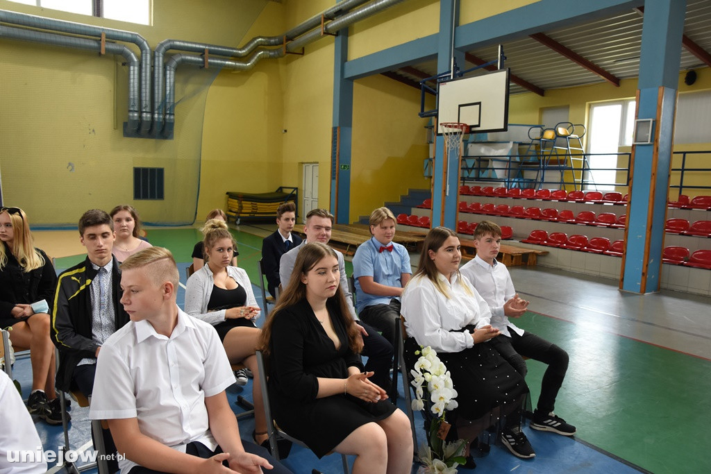 Absolwenci pożegnali uniejowską podstawówkę