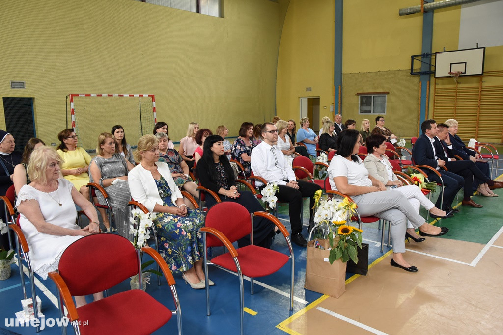 Absolwenci pożegnali uniejowską podstawówkę