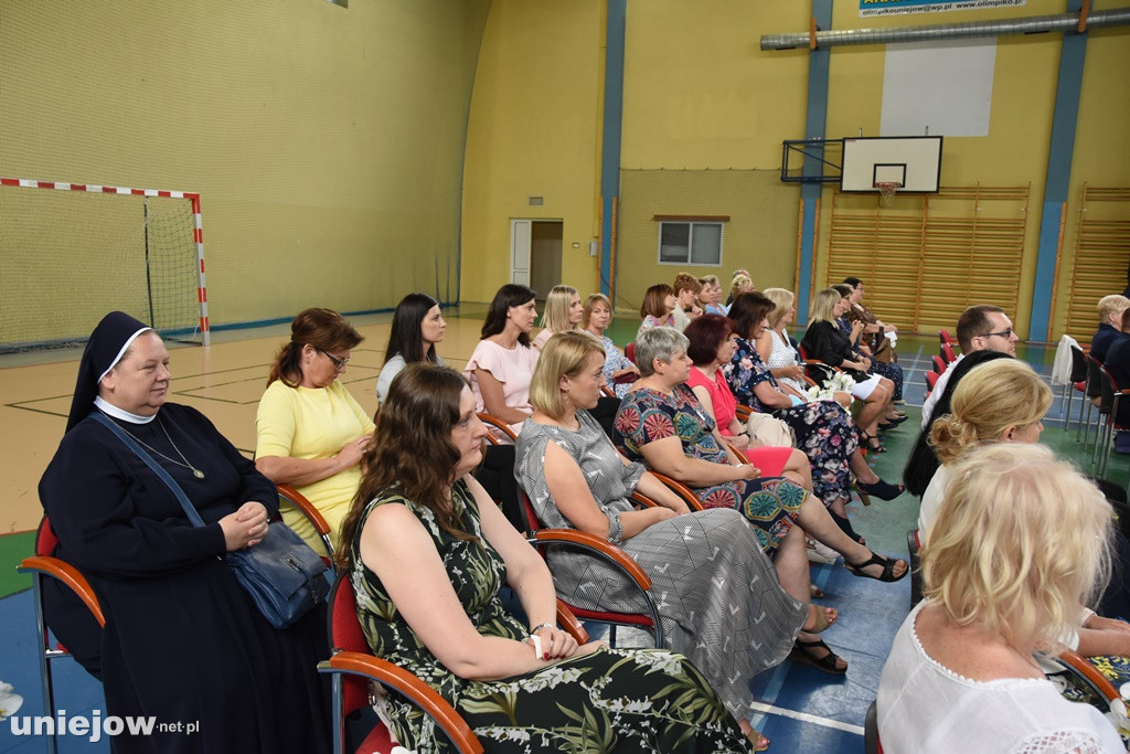 Absolwenci pożegnali uniejowską podstawówkę