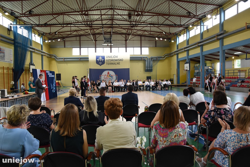 Absolwenci pożegnali uniejowską podstawówkę