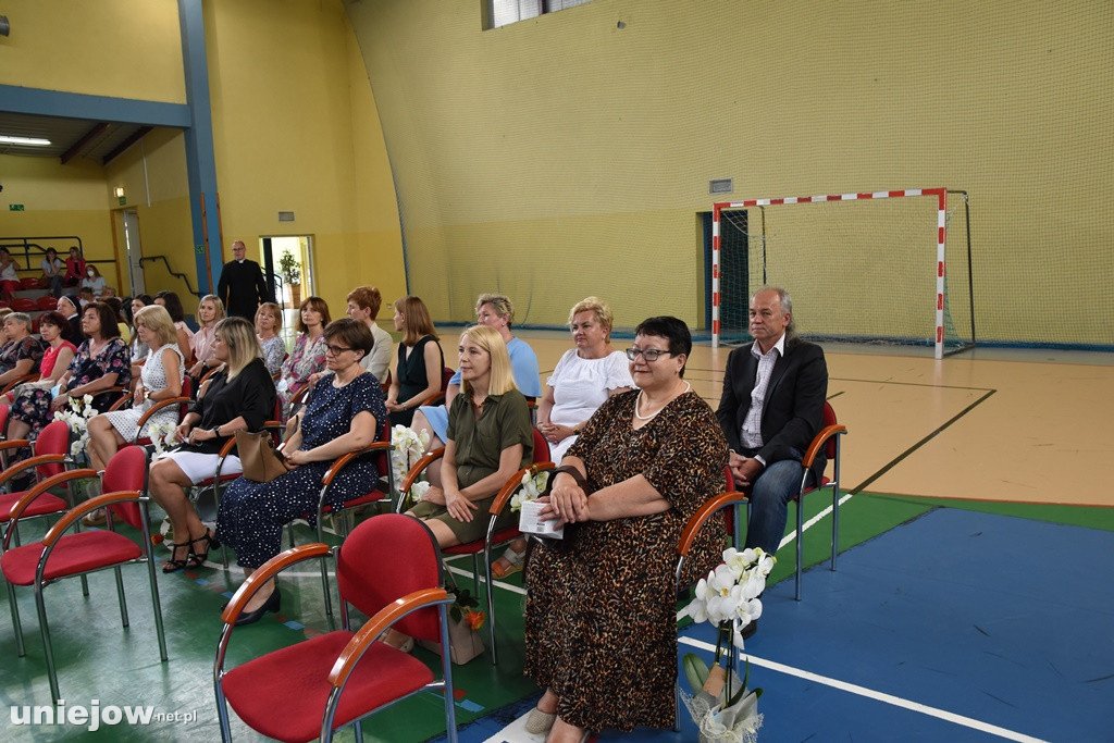 Absolwenci pożegnali uniejowską podstawówkę