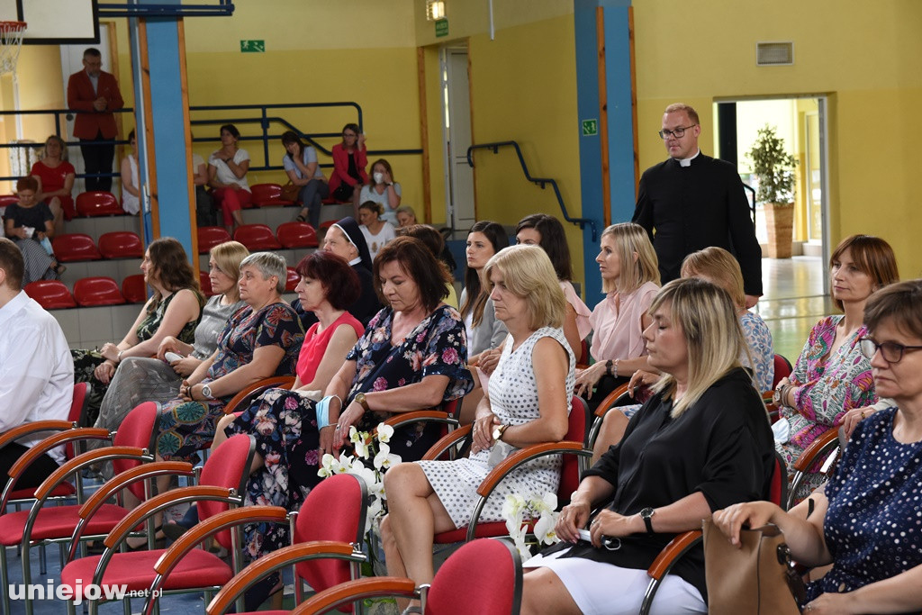 Absolwenci pożegnali uniejowską podstawówkę