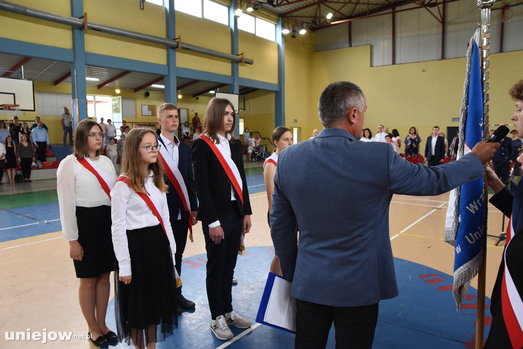 Absolwenci pożegnali uniejowską podstawówkę