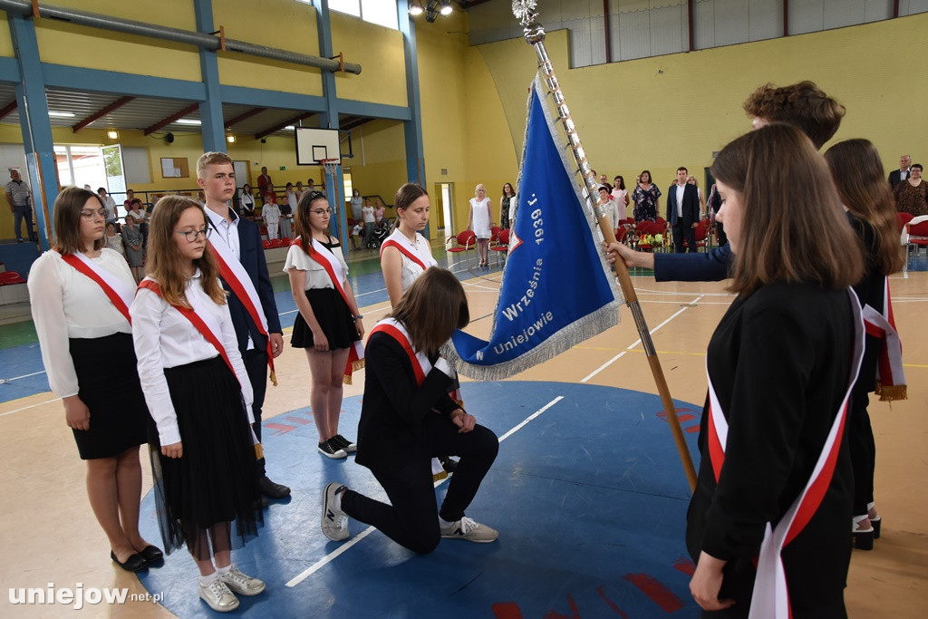 Absolwenci pożegnali uniejowską podstawówkę