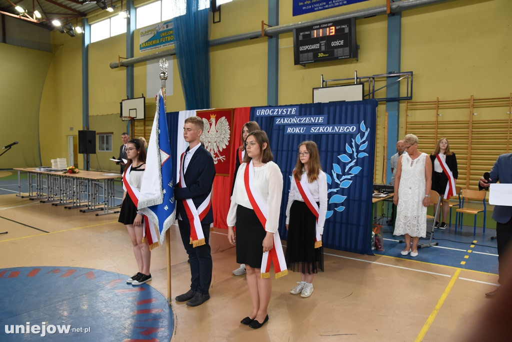 Absolwenci pożegnali uniejowską podstawówkę