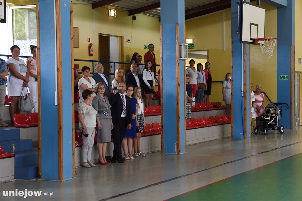Absolwenci pożegnali uniejowską podstawówkę