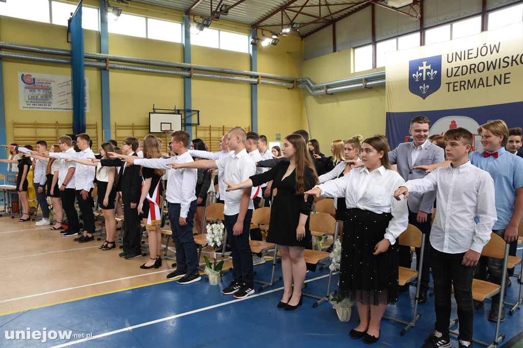 Absolwenci pożegnali uniejowską podstawówkę