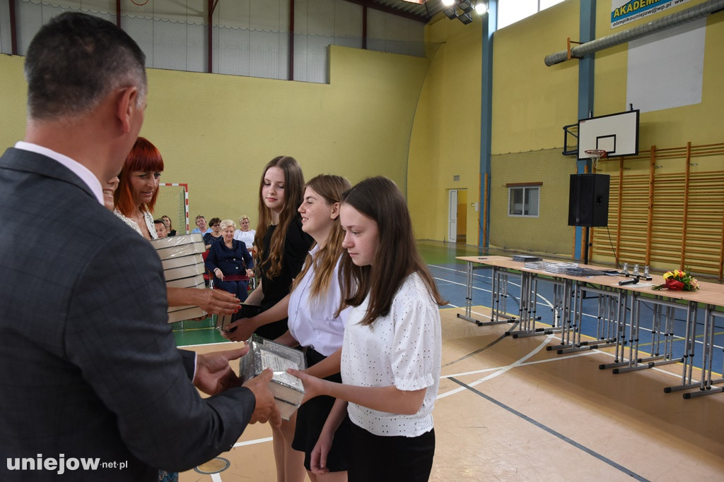 Absolwenci pożegnali uniejowską podstawówkę
