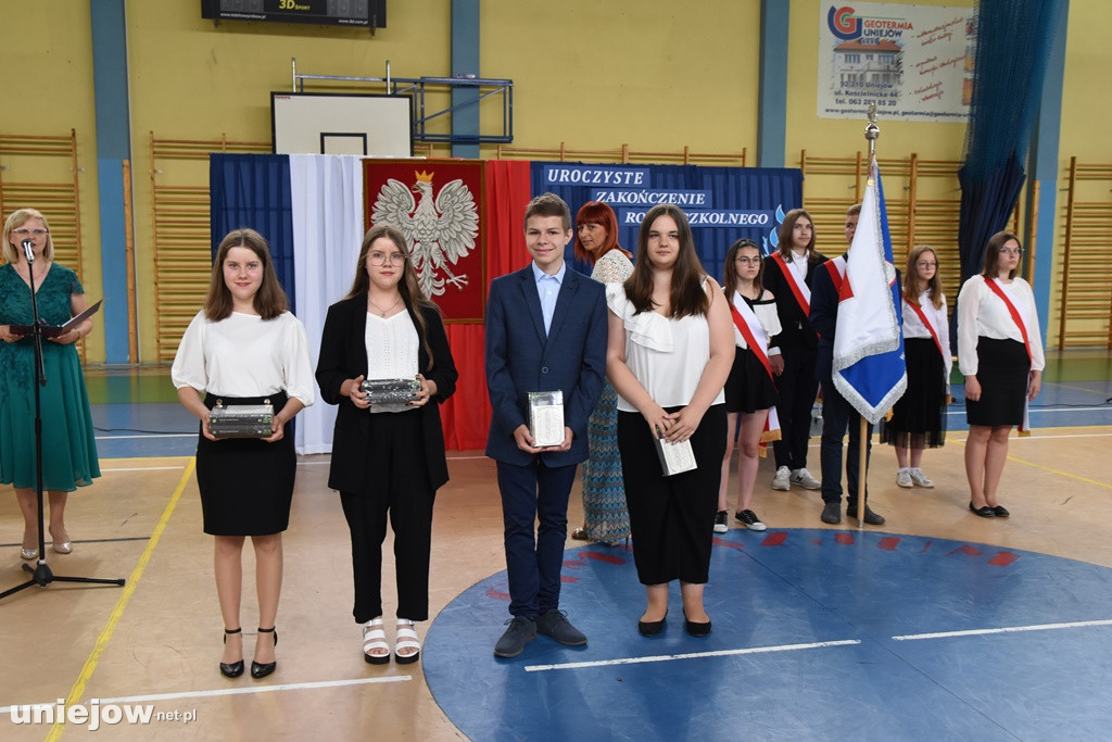 Absolwenci pożegnali uniejowską podstawówkę