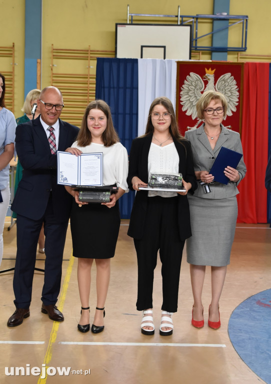 Absolwenci pożegnali uniejowską podstawówkę